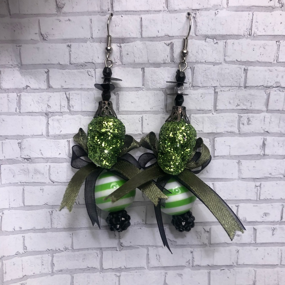 Skull glitter green bow ribbon earrings bubble